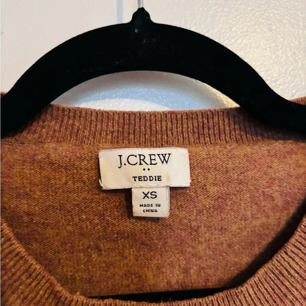J crew teddie wool sweater with scoop neck size xs, has piling under arms